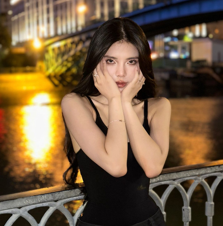 Ban đầu, cô vấp phải 1 số ý kiến trái chiều khi làm MC game, tuy nhiên, sau thời gian làm quen với vai trò MC thì cô nàng cũng nhanh chóng tiến bộ về mặt chuyên môn nên ngày càng được đón nhận.