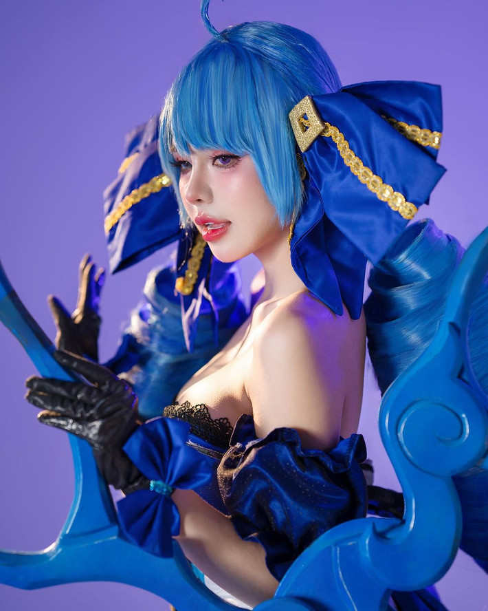 Hóa thân thành tướng nữ Gwen trong game Liên Minh Huyền Thoại, cô nàng được đánh giá cao nhờ sự chỉn chu trong trang phục cùng thần thái.