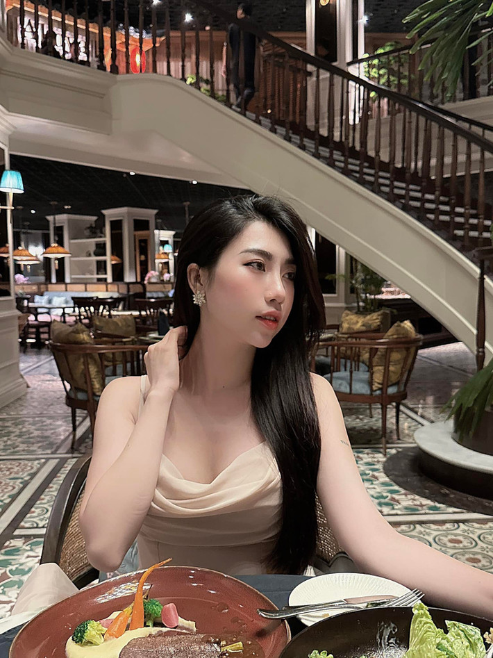 Em gái Văn Toàn cũng rất chăm chỉ diện các thiết kế ôm sát, khoe trọn đường cong cơ thể.