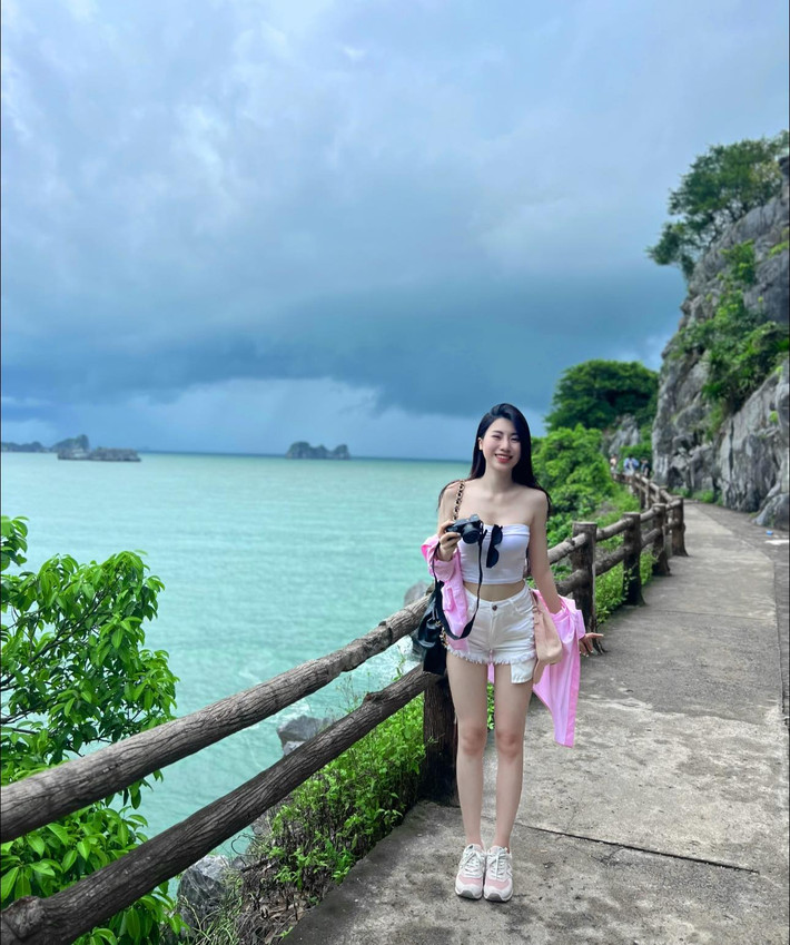 Trong các hoạt động thường ngày, Nguyễn Nụ ưu tiên diện những trang phục có thiết kế tinh gọn, có tính ứng dụng cao.