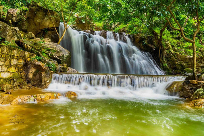 Vào thời điểm này, suối Thanh Long là một trong những nơi lý tưởng để du khách thư giãn, tận hưởng không khí trong lành khi đến núi Cấm. Ảnh: Dương Việt Anh