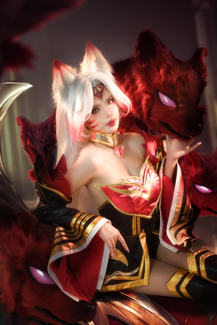 Ahri là một nữ tướng mang trong mình dòng máu hồ ly chín đuôi nhưng sống trong hình hài con người với gương mặt vô cùng xinh đẹp. Vị tướng này thu hút rất nhiều người chơi. Chính vậy, rất nhiều nữ coser đã đầu tư để cosplay lại vị tướng này. Mới đây Mai Dora cũng đã nhá hàng 1 tấm ảnh cosplay lại Ahri với thần thái, tạo hình như y nguyên bản chính.