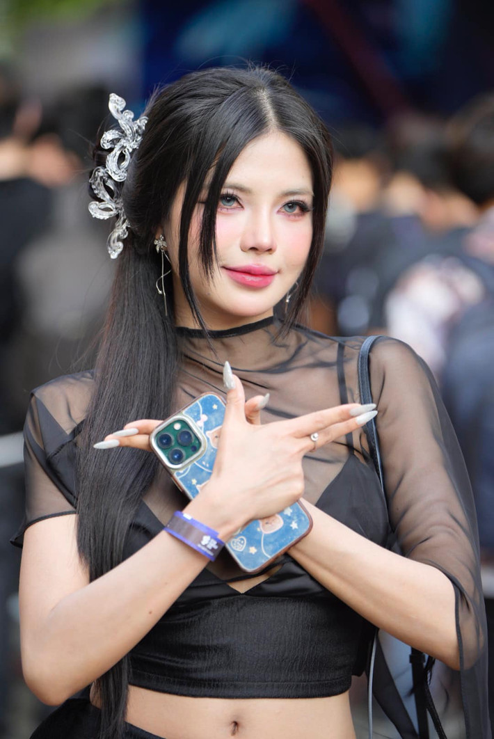 Gợi cảm nhưng lại không bị dung tục, màn cosplay của Mai Dora được lòng rất nhiều fan của vị tướng nữ này, ở phần bình luận nhiều người liên tục yêu cầu cô nàng nhanh chóng tung đầy đủ bộ ảnh để thỏa lòng người hâm mộ.