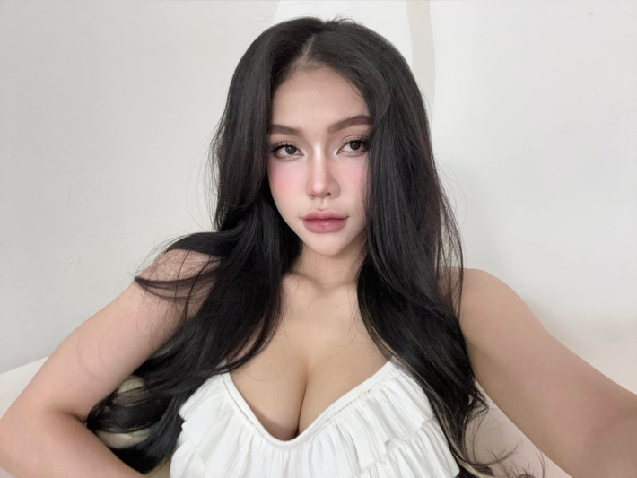 Cô nàng sở hữu gương mặt với những đường nét sắc sắc hút hồn người đối diện.