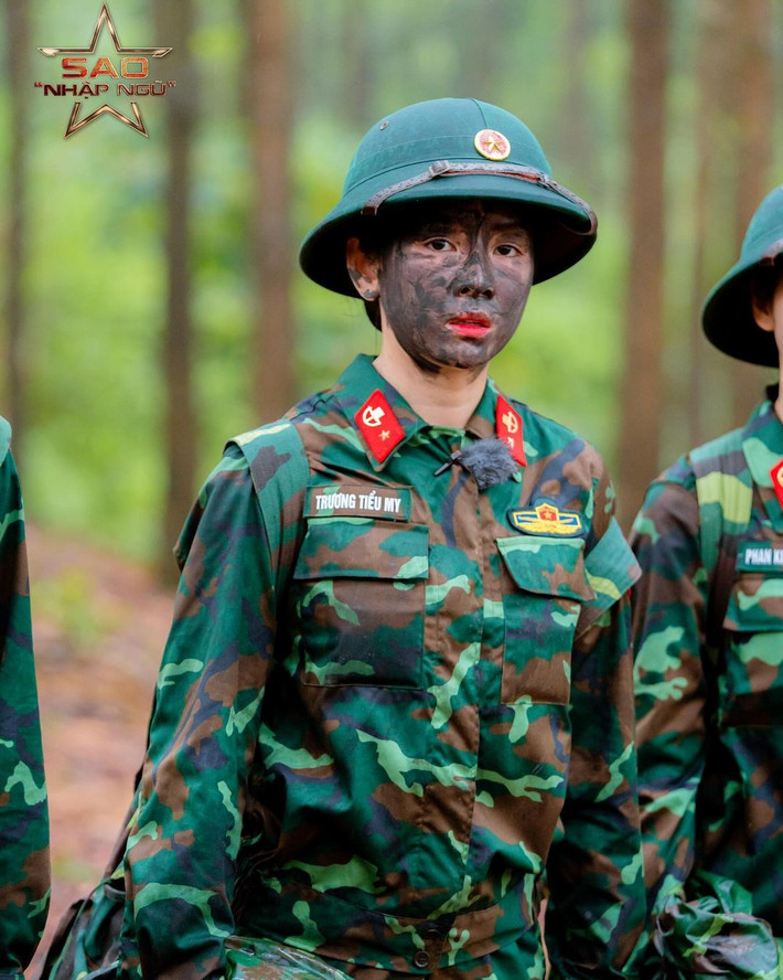 Sau khi tập 1 của chương trình Sao Nhập Ngũ 2024 lên sóng, ngoài dàn "chị đẹp visual" như Hoa hậu Thùy Tiên, diễn viên Uyển Ân, Jun Vũ, ca sĩ Liz Kim Cương, rapper Pháo... thì "búp bê DJ" Mie cũng chiếm spotlight không kém.