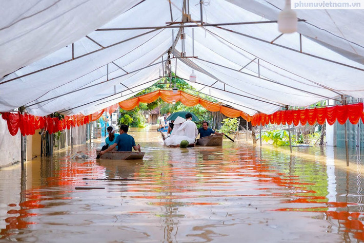 Đoàn nhà trai đón dâu từ huyện Vũ Thư (Thái Bình) đến địa điểm cây đa đầu đê thuộc thôn Nhân Lý thì dừng lại. Quãng đường từ cây đa đến nhà trai dài khoảng 500-600m, nước ngập có đoạn lút đầu người, mọi người phải dùng thuyền, phao nổi tự chế di chuyển.