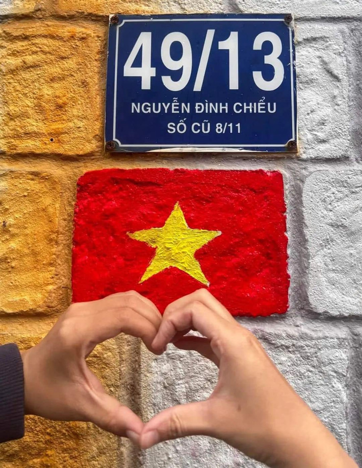 Tình yêu quê hương đất nước luôn được lan tỏa và hiện hữu dưới nhiều hình thức khác nhau, từ những điều nhỏ bé và giản dị nhất. (Ảnh: Tổng hợp Facebook)
