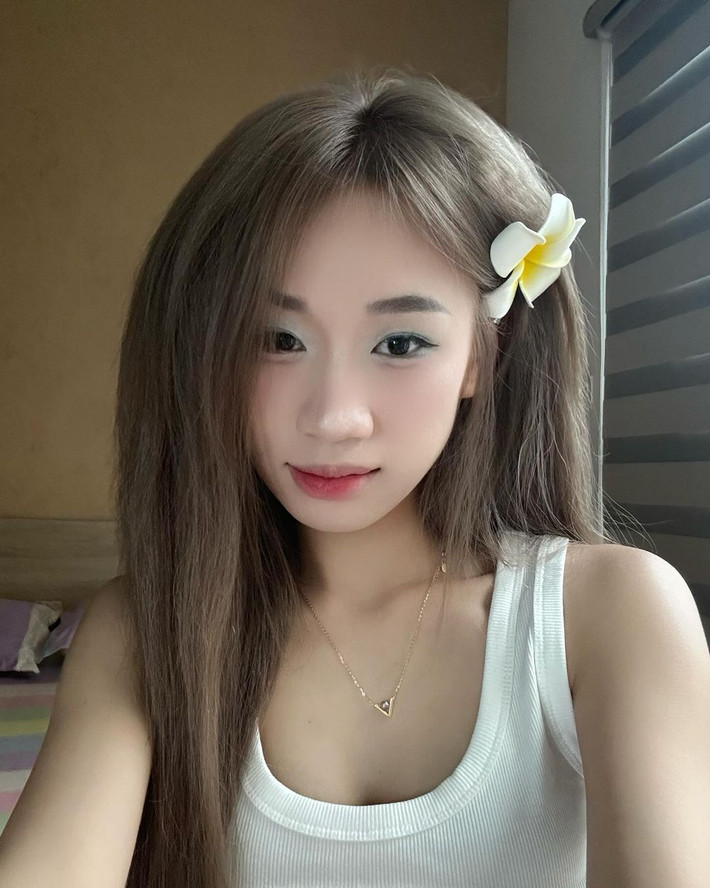 Cô nàng sinh năm 2004, hiện đang có hơn 2.8 triệu người theo dõi trên Tiktok, hơn 132.000 người theo dõi trên Instagram.