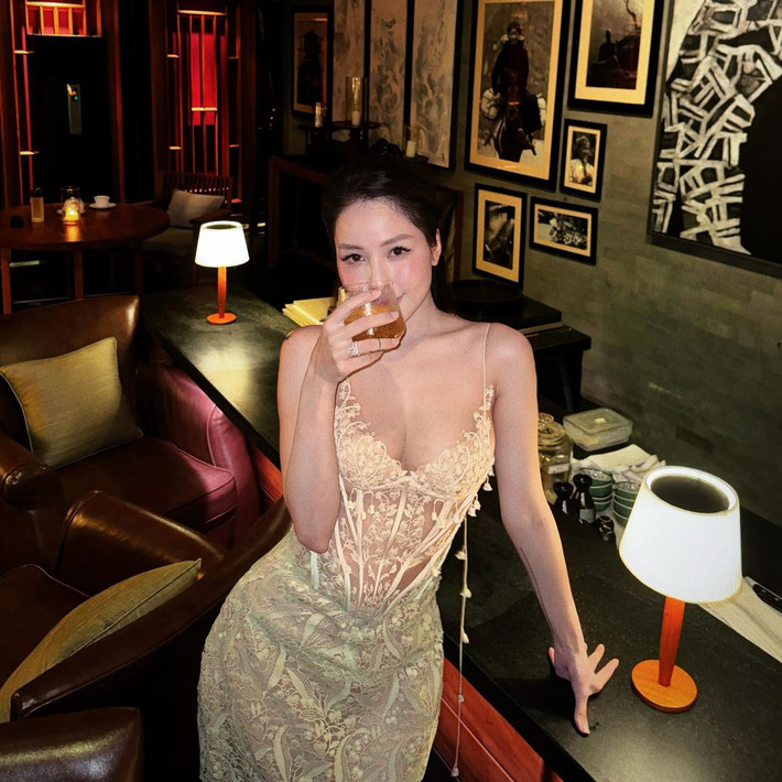 Hiện tại, sau khi tái xuất sau loạt ồn ào, người đẹp thường xuyên check-in tại các nhà hàng sang trọng hoặc nhiều chuyến nghỉ dưỡng hạng sang.