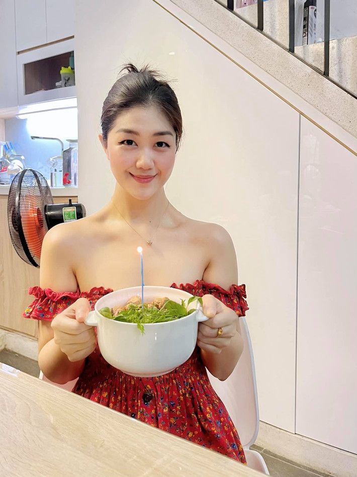Khi cởi bỏ bộ đồng phục bay, Nam Phương không hề đóng khung mình trong một phong cách thời trang mà cô luôn thay đổi hình tượng, lúc thì nữ tính dịu dàng lúc lại vô cùng cá tính.