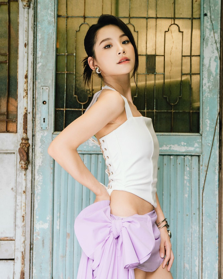 Trong phim là vậy nhưng ngoài đời, Thu Hà Ceri chuộng trang phục cắt xẻ, nhiều lần để lộ lưng trần, xương quai xanh quyến rũ.