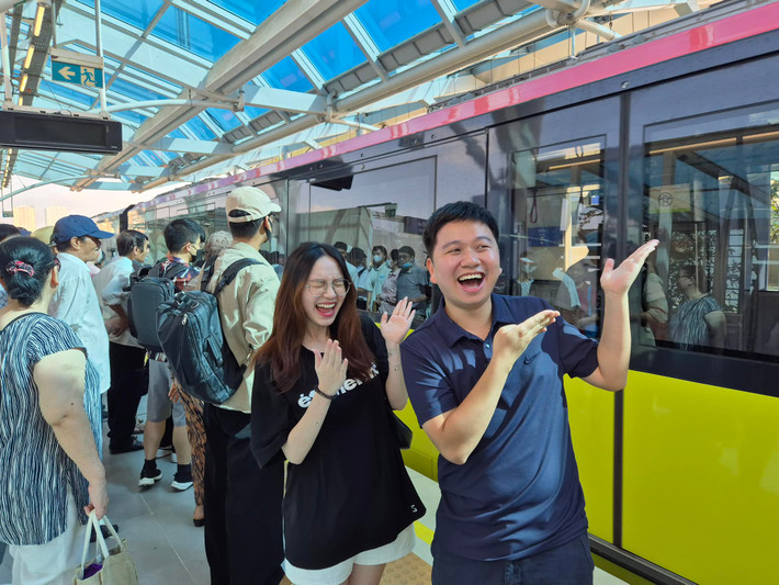 Tuy nhiên, cũng có khá nhiều người tỏ ra bất ngờ trước thông tin cô nàng đã sinh em bé, vì trong hình ảnh gần đây được Đặng Thu Hà đăng tải, khi đi trải nghiệm chuyến tàu điện Nhổn - ga Hà Nội, cô nàng trông vô cùng mi nhon.