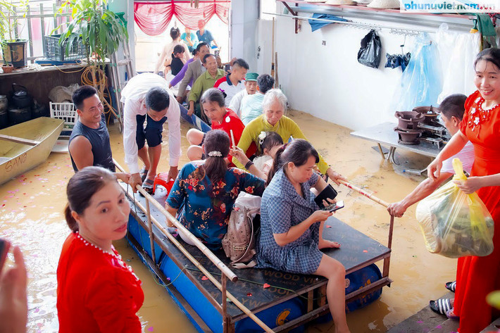 "Dẫu sự cố có vẻ không như ý xảy đến, nhưng tôi cùng như gia đình đều hoan hỷ cả, coi như lễ cưới của mình độc lạ hơn so với mọi người. Thay vì được đón dâu như bình thường, mình được đón dâu bằng thuyền, phao tự chế cũng thú vị chứ", chị Huyền cười. Ảnh: Phụ nữ Việt Nam
