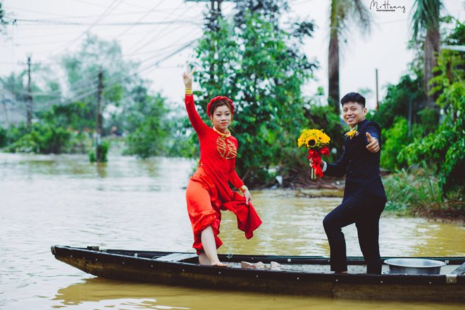 Đúng là chẳng ai mong đám cưới của mình diễn ra vào ngày mưa lớn hay nắng gắt. Tuy nhiên từng có rất nhiều cặp đôi rơi vào cảnh thời tiết không ủng hộ nhưng đã biến nó thành kỷ niệm đáng nhớ.