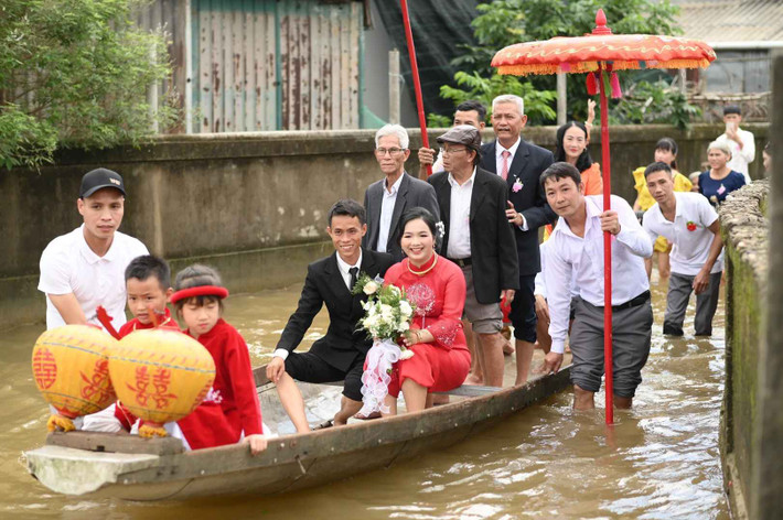 Dù đi “xem thầy” có chọn được ngày lành tháng tốt nhưng cũng có không ít cặp đôi trẻ đã phải “dở khóc dở cười”, khi đúng vào giờ khắc quan trọng nhất đời mình thì trời đổ mưa lớn, nước ngập lênh láng cả đường đi…