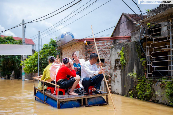 Càng về đêm nước càng dâng cao, dâng vào sân nhà gia đình anh Luyện - nền sân cao hơn mặt đường 1m. Ảnh: Phụ nữ Việt Nam