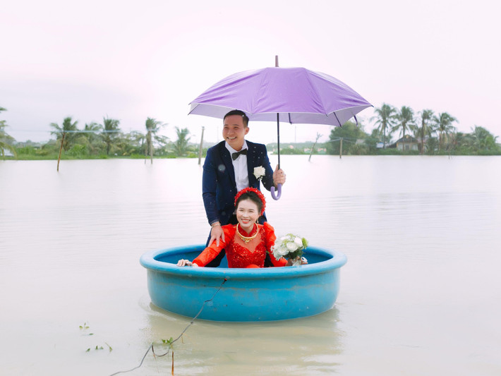 Có gì dùng nấy, miễn là cô dâu không bị ướt.