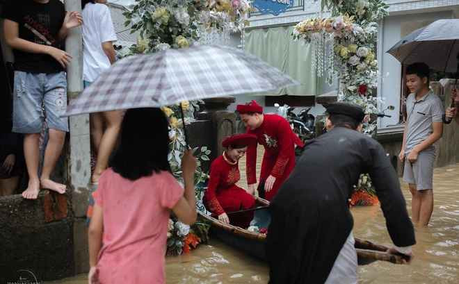 Vào những năm trước khi "khúc ruột" miền Trung oằn mình với mưa lũ, một số đám cưới vẫn diễn ra và phương tiện đón dâu chủ yếu là ghe, thuyền... tạo nên cảnh thượng thú vị.