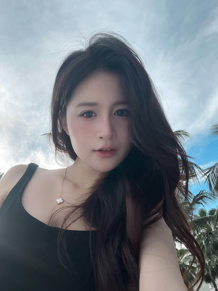 Kể từ khi bỗng dưng nổi tiếng, cuộc sống của Châu Anh có khá nhiều sự thay đổi. Mỗi hình ảnh trên mạng xã hội của nữ sinh Hưng Yên đều nhận được lượt tương tác "khủng".