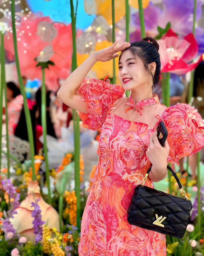 Nam Phương sở hữu một gương mặt với những đường nét vô cùng thanh tú, đậm nét Á Đông, cùng mái tóc đen dài thả buông thướt tha, khỏi phải nói cô bạn này đã “cướp” ánh nhìn của người khác như thế nào.