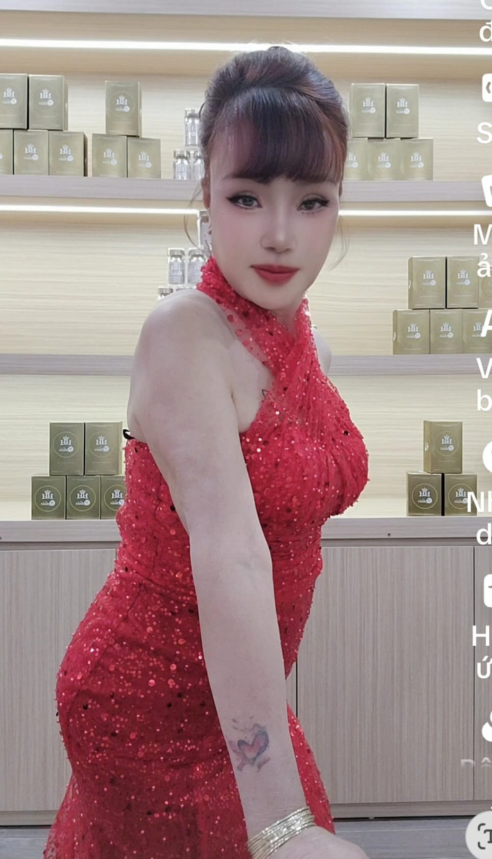 Có thời điểm, Thu Sao - Hoa Cương “gây bão” khi thường xuyên xuất hiện trên livestream với những chiêu trò giả mang thai, lấy vợ 2 cho chồng, phẫu thuật thẩm mỹ,... và đối diện với nhiều chỉ trích. Đến hiện tại sau 6 năm, Thu Sao - Hoa Cương đã kín tiếng hơn.