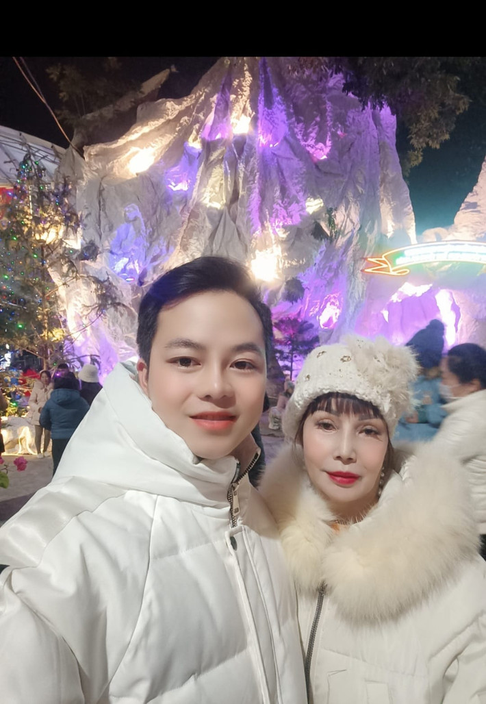 Hiện tại, vợ chồng chị Sao sống tại TP. Cao Bằng, tỉnh Cao Bằng. Hai người cùng kinh doanh đặc sản, nông sản địa phương.