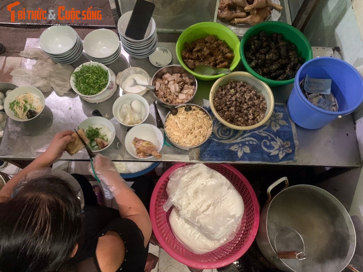 "Thú thực với vật giá leo thang như hiện nay, tôi bán tô phở 5.000 đồng là lỗ đấy. Bát loại này thường bán cho học sinh là chính. Còn người ăn sang hơn sẽ gọi bát 20.000 đồng hay 30.000 đồng. Thông thường nếu ăn bát 5.000 đồng, khách ăn thêm quả trứng vịt lộn, gọi chai nước cũng tạm bù trừ phần lỗ", chị Chung phân trần.