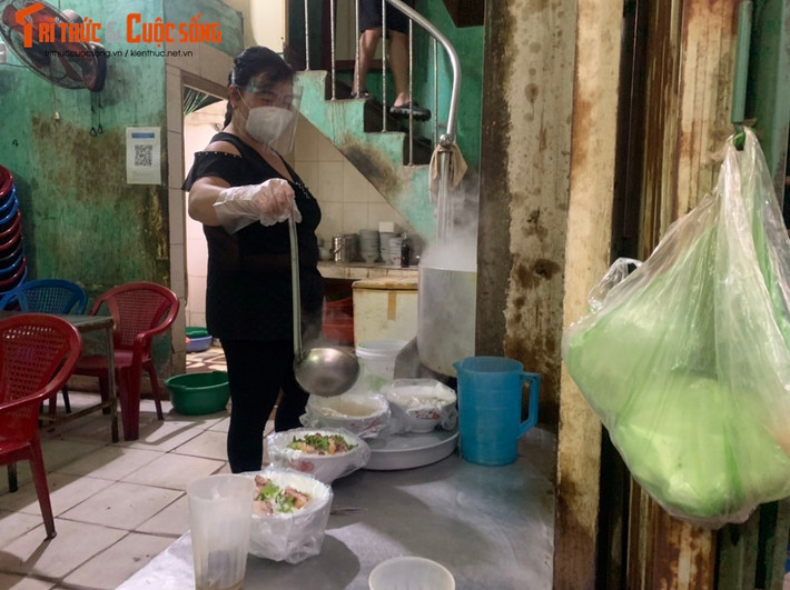 Mỗi ngày quán bán hơn 500 bát, trong đó một nửa là bát 5.000 đồng, tiêu thụ 80kg bánh phở và 40kg bún. Dù vậy thông thường khách ăn bát 5.000 đồng sẽ gọi thêm vài đồ ăn kèm khác nên phần lỗ phải gồng gánh sẽ bù trừ nhau. Chị Chung nhẩm tính, quán phải bán số lượng lớn mới có lãi.