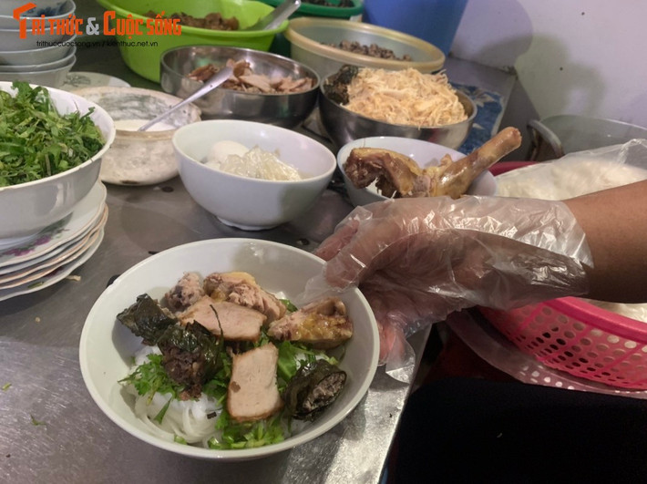 20 năm mở quán nhưng chị Chung lại chọn thời điểm lỡ cỡ để bán hàng, từ 17h30 đến 1h sáng. Chị nói vui nếu quán bán buổi sớm với giá 5.000 đồng chắc "sớm sạt nghiệp" vì bù lỗ.