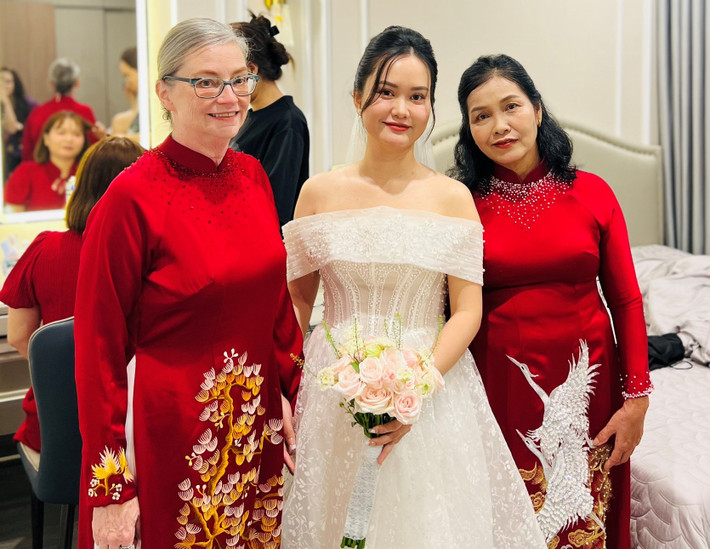 Trong hoàn cảnh đấy, cô dường như không thể tin tưởng rằng mình có thể đứng dậy một lần nữa, cửa trái tim của cô cũng đóng lại. Chị làm đủ việc, tìm cách duy trì công ty, xoay xở trả nợ. Chủ nợ biết hoàn cảnh của chị nên không làm khó, cho trả dần.