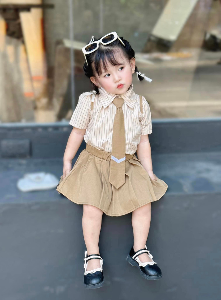 Mẹ của bé Min thường lựa chọn những shop có trang phục đáng yêu, dễ thương phù hợp với tính cách của bé.