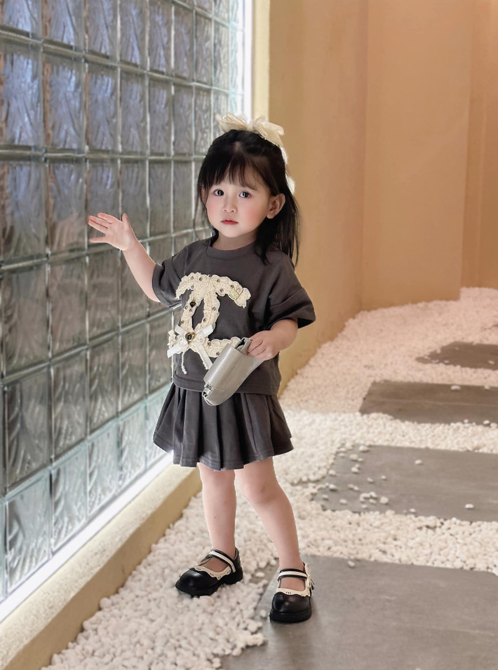 Cô bé sở hữu vẻ ngoài xinh xắn tựa thiên thần. Hai má hồng, đôi mắt long lanh to tròn cùng mái tóc đen nhánh, dày dặn khiến ai nhìn cũng cảm thấy mê mẩn.