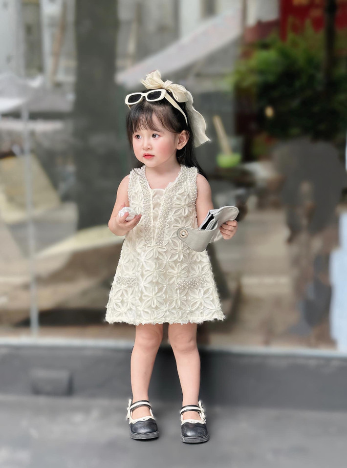 Bé Min cũng rất hợp tác trong những lần đi chụp ảnh mẫu, bé xem đó là việc đi chơi chứ không hẳn là đi làm.