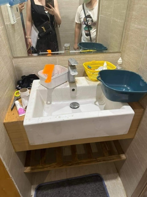 Bồn rửa mặt cáu bẩn như không bao giờ được dọn.
