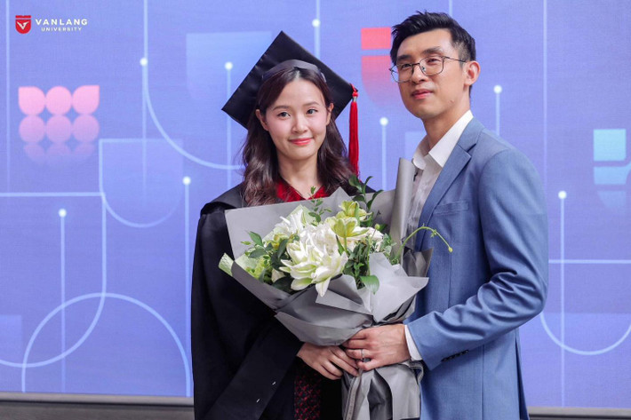 Xuyên suốt buổi lễ, Minh Đạt luôn có những hành động, cử chỉ tinh tế dành cho vợ của mình như cầm tay cô, trao cho cô ánh mắt dịu dàng, ngọt ngào.