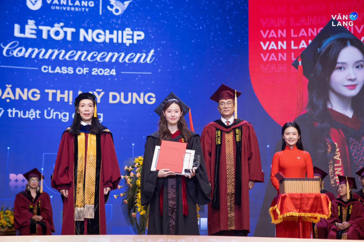 Theo chia sẻ, cả hai gặp nhau lần đầu trên chuyến du thuyền định mệnh. Sau thời gian dài tìm hiểu, yêu đương kín tiếng thì cả hai sang Pháp chọn váy cưới và chụp ảnh vào đầu tháng 1/2024. Đến tháng 4/2024, cặp đôi chính thức thông báo tổ chức lễ cưới.