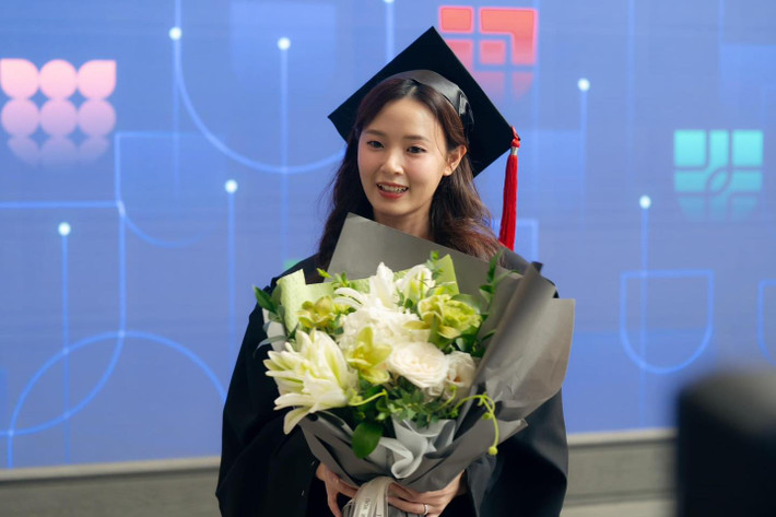 Mới đây, Midu đã nhận bằng tốt nghiệp Thạc sĩ ngành Mỹ thuật Ứng dụng tại ĐH Văn Lang. Trong ngày trọng đại này, cô được chồng - thiếu gia Minh Đạt tháp tùng đến lễ nhận bằng.