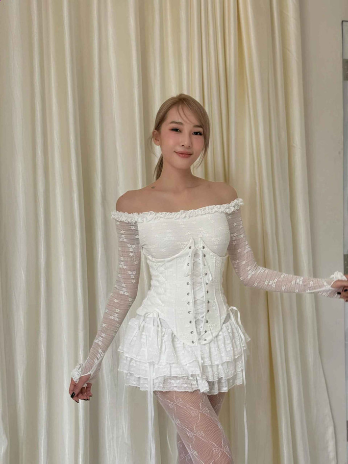Emily ghi điểm với gu thời trang cá tính, hiện đại. Cô không ngại thay đổi phong cách hay thử nghiệm những thiết kế táo bạo. Ở tuổi 35, nữ ca sĩ có cuộc sống hôn nhân hạnh phúc, sự nghiệp nghệ thuật ổn định và thường xuyên đi du lịch nước ngoài.