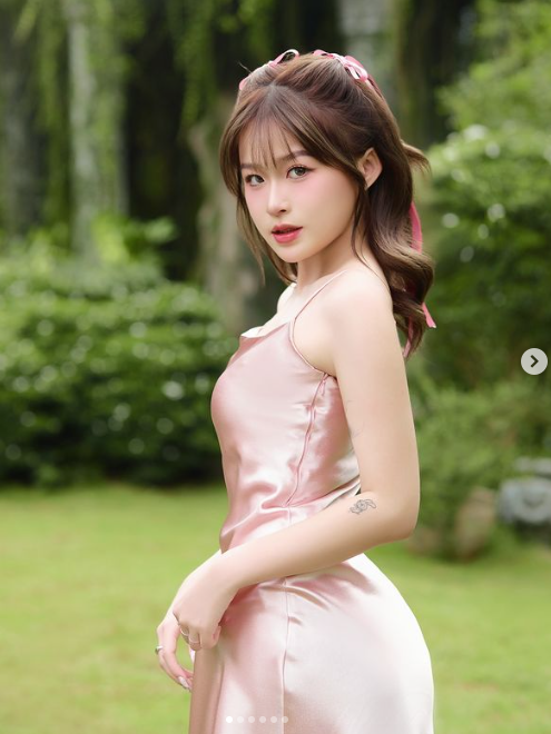 Mới đây, nữ rich kid thêm một lần chiếm sự chú ý khi đăng tải loạt ảnh mà trong đó cô nàng khoe nhan sắc "nuột" không kém gì nhân vật AI, thu hút hàng nghìn lượt thích và bình luận từ cộng đồng mạng.