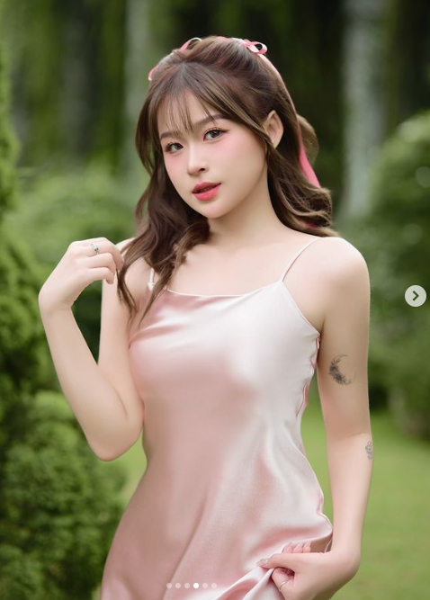Bên cạnh đó, Chao cũng nhận được nhiều sự ngưỡng mộ bởi dù còn rất trẻ tuổi đã tự lập trong tài chính, không dựa dẫm quá nhiều vào bố mẹ. Với fan game, cô nàng ghi dấu ấn khi có nhiều hoạt động thú vị gắn với cộng đồng Liên Quân.