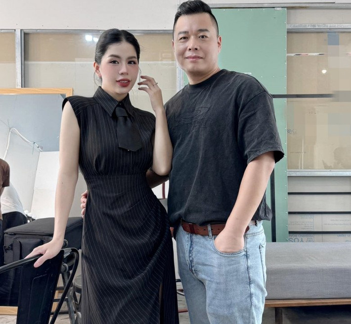 Cuộc hôn nhân của “chiến thần livestream” Hằng Du Mục vẫn là chủ đề thu hút sự chú ý của dư luận trong thời gian vừa qua. Tôn Bằng đã không ít lần xin lỗi vợ, nhưng sau đó anh vẫn ghen tuông vô cớ, thậm chí “tác động vật lý” lên vợ. Đến tối ngày 9/8 vừa qua là đỉnh điểm mâu thuẫn khi Hằng Du Mục thẳng thắn lên tiếng và xác nhận phiên toà xét xử ly hôn sẽ diễn ra vào ngày 20/8. (Ảnh: FBNV)