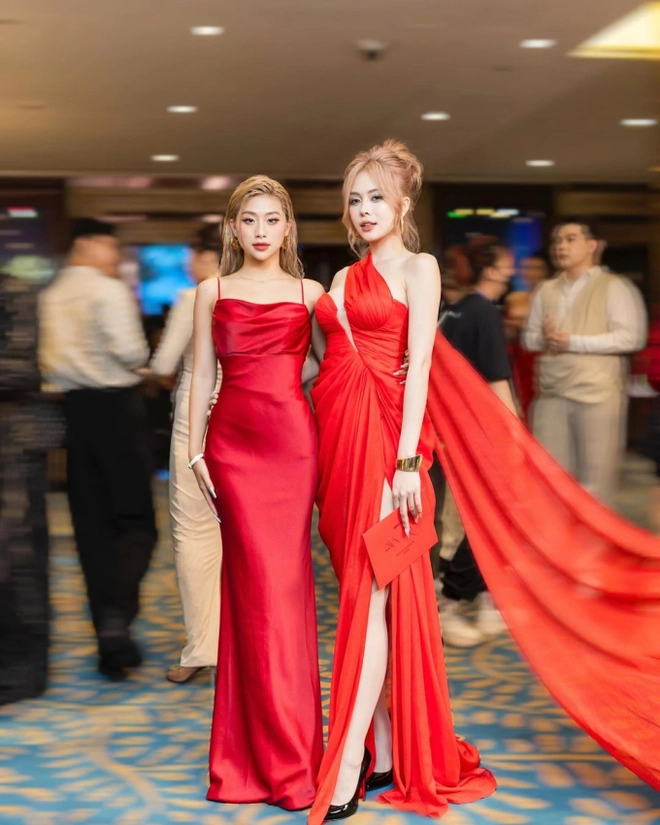 Cả 2 cũng thân thiết chụp ảnh cùng nhau trong 1 số sự kiện.