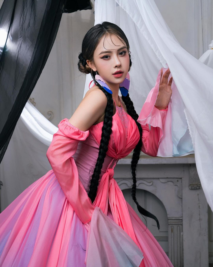 Võ Nữ Ngân Hà được biết đến là một Tiktoker có tiếng với hơn 7.6 triệu người theo dõi trên nền tảng Tiktok. Ngoài ra, trước đây cô cũng có mối quan hệ khá thân thiết với Louis Phạm. Sau khi Louis Phạm vướng phải ồn ào về tranh vẽ phản cảm, Ngân Hà cũng như 1 số tên tuổi khác trong hội chị em đã ẩn bài viết có liên quan đến cựu vận động viên, cũng như không còn nhắc đến Louis Phạm.
