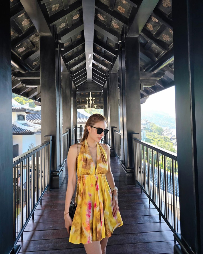 Có lợi thế vóc dáng nên cô nàng cân được mọi outfit.