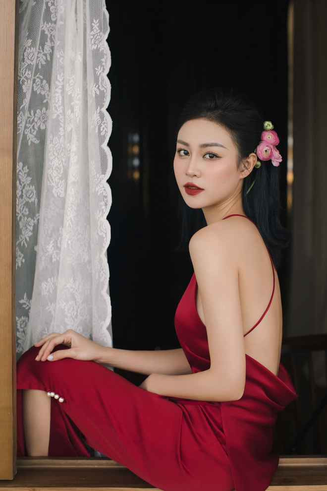 "Nói riêng về chuyện tình cảm, người trước nói thấy mình được là chính mình khi sống với nghệ thuật bởi nhiều khi đã yêu, mình thường quên mất bản thân". Quỳnh Châu cho biết về tình trạng của bản thân.