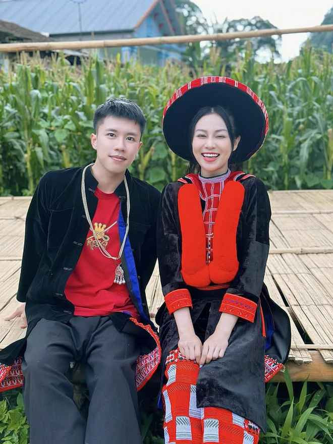 Dù chỉ mới lên sóng vài tập, song bộ phim Đi Giữa Trời Rực Rỡ thu hút sự quan tâm lớn của người xem. Ngoài 2 nhân vật chính là Chải với Pu thì sự xuất hiện của cô nàng "trà xanh" - Dất cũng đáng chú ý.