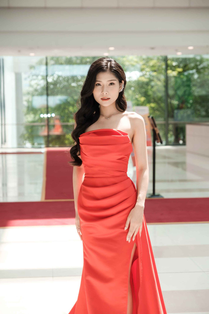 Theo đó, nữ MC từng tâm sự rằng, do kích thước vòng 1 không lý tưởng, khi đi dẫn chương trình, diện trang phục cúp ngực cô thường xuyên rơi vào sự cố tụt váy, đôi lần phải kéo váy, khó tập trung.