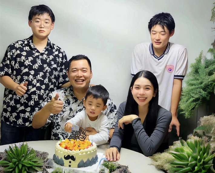 "Tôi là người thất bại nên mới ngồi đây để viết những dòng này. Cái giá phải trả cho cuộc hôn nhân này là quá lớn và hôm nay tôi ra đi tay trắng nhưng đổi lại là 4 đứa con trai. Những đứa trẻ chưa bao giờ sai cả. Mỗi con người đến với nhau và đồng hành được với nhau bao lâu đều cần duyên nợ. Đã từng tổn thương những gì hãy để lại cho quá khứ, xin đừng nhắc lại và đừng tiếp diễn những tổn thương" - Hằng Du Mục chia sẻ sau phiên tòa ly hôn. (Ảnh: FB Hằng Du Mục)