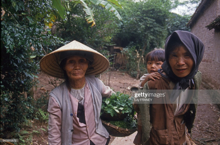 Những cụ bà nhai trầu móm mém.
