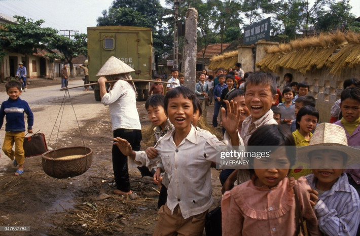 Những đứa trẻ háo hức khi được chụp hình bên ngoài trường PTCS Thị trấn Phùng, huyện Đan Phượng, Hà Tây cũ, miền Bắc Việt Nam năm 1987.
